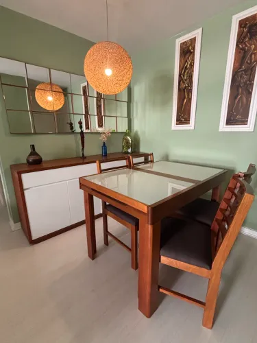 OPORTUNIDADE (CONJUNTO) = Mesa de jantar retrátil + 4 cadeiras + aparador + espelho