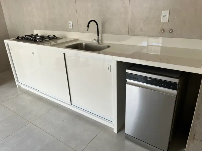 Pia de cozinha com armário de porcelanato 