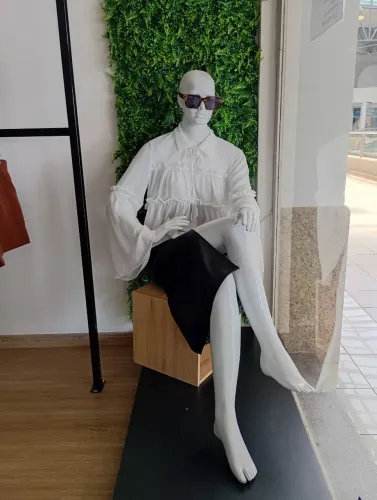 Manequim na posição sentada 