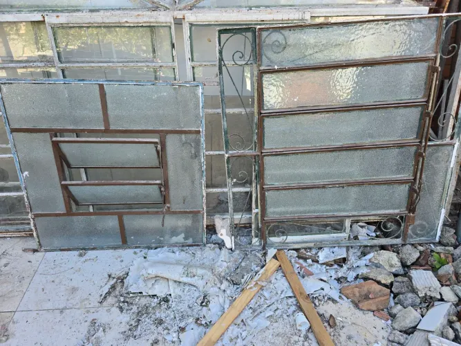 Demolição: janela basculante, duas unidades. 1m X 1m e 0,80 X 0,80 m.