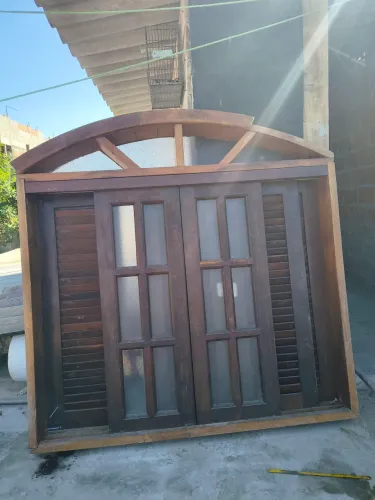 Janela de madeira em bom estado