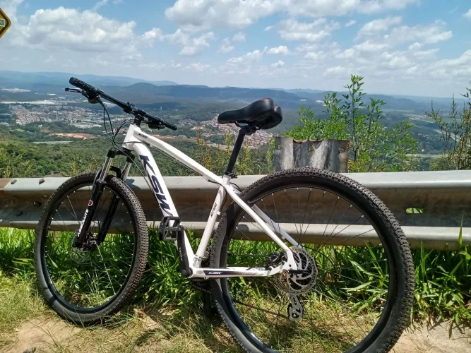Vendo bicicleta branca de aluminio aro 29 freio a disco amortecedor dianteiro otimo estado