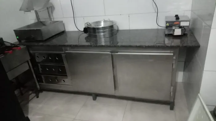 Mine câmera fria em inox 2 portas com tampo bancada em granito