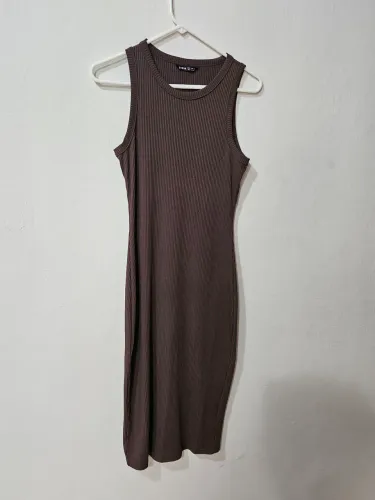 Vestido marrom ajustavel ao corpo