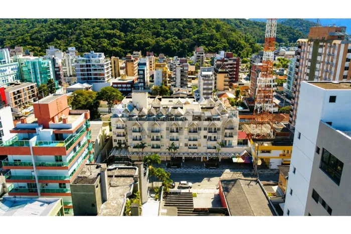 Apartamento com vista para o mar no coração de Caiobá