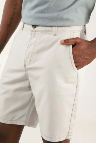 Bermuda Pool Jeans chino masculina em sarja texturizada - Cinza Claro - Riachuelo - Tam 38