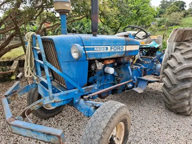 Vendo TRATOR FORD 4600 em perfeito estado com mais 5 implementos 