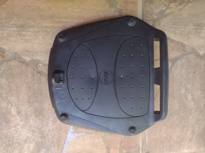 Vendo suporte pra colocar baú givi