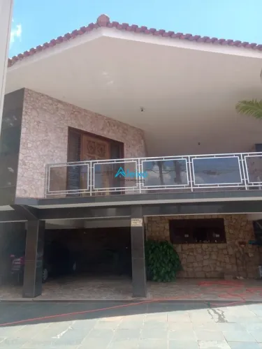 Casa com ampla área de lazer e Edícula