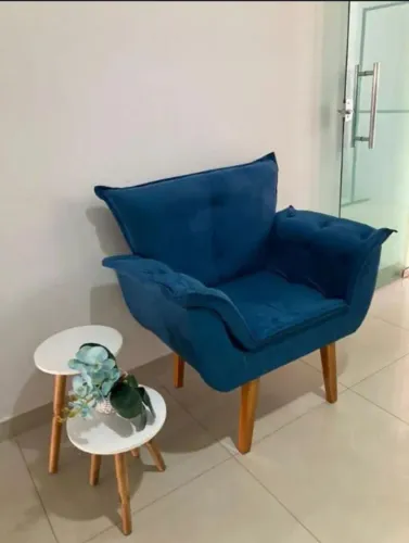Poltrona de veludo com pés de madeira