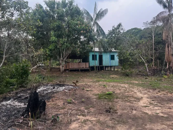 Sitio com rio na frente 