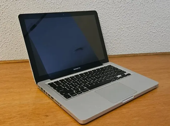 MacBook Pro 13 A1278 (2009/2010) p/ Peças ou Reparo - Ligando / Bipando Carcaça bom estado