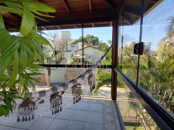 Linda Casa para venda de 4 dormitórios com piscina no Itaguaçu.