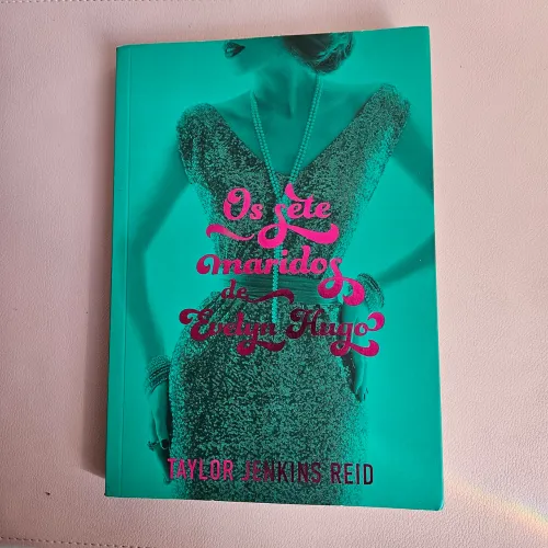 OS SETES MARIDOS DE EVELYN HUGO