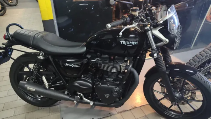 Triumph Street Twin 900 (2016) com Upgrades Premium