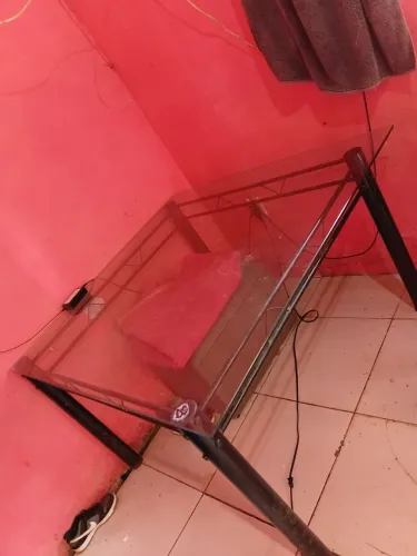 Quero vende mesa de vidro seme nova por 500. Reias faça por 400 vindo buscar