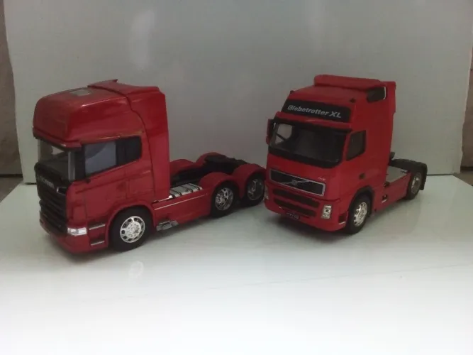 2 miniaturas carreta 1:32 Welly com detalhes