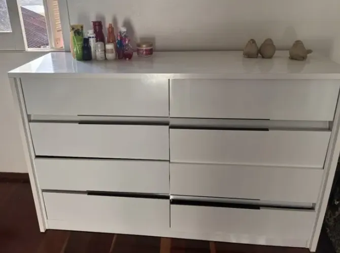 Cômoda com oito gavetas