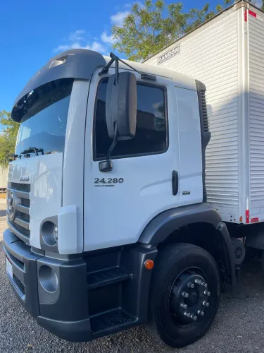 Caminhão Baú VW 24.280 Bitruck