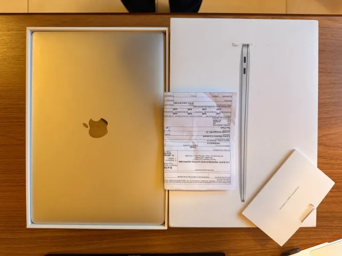 MacBook Air M1 2020 - 8GB / 256GB - Prata - Completo com Caixa e Nota Fiscal