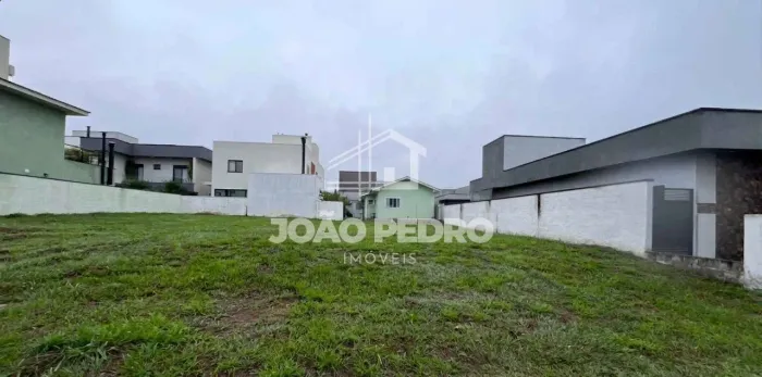 Terreno Plano de 300 m² no Condomínio Ouroville