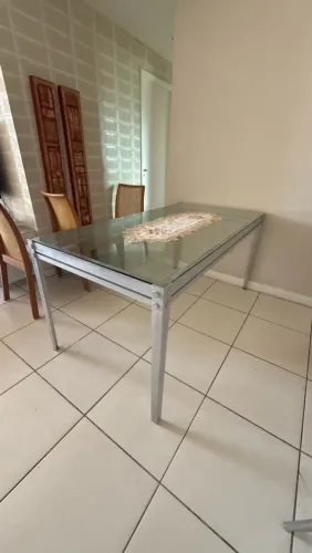 Mesa base alumínio e tampo de vidro