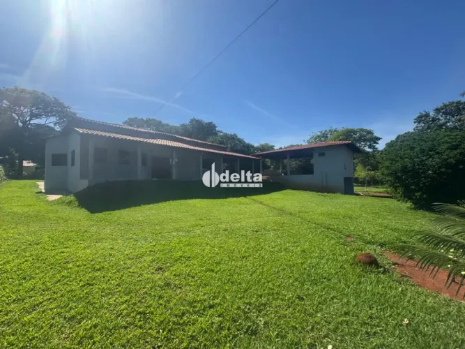 Casa disponível para venda em condomínio no bairro Morada do Sol, em Uberlândia-MG.