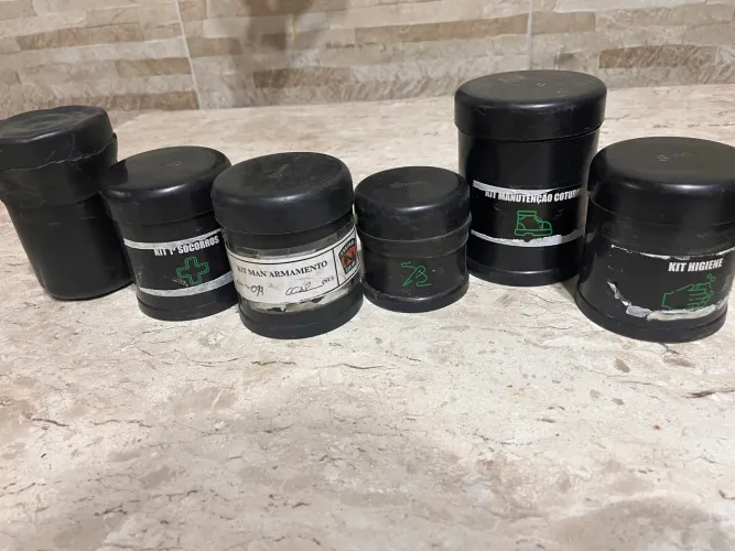 Um kit de exército para campo ou sobrevivência, comumente usado por recrutas.