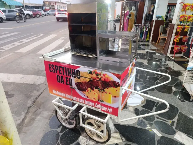 Carrinho de espetinho e cachorro quente