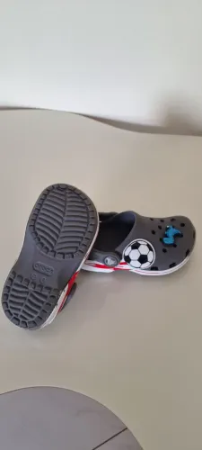 Crocs infantil C8 com acessórios 
