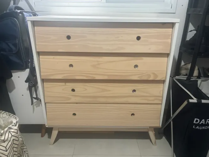 Comoda branca e palha