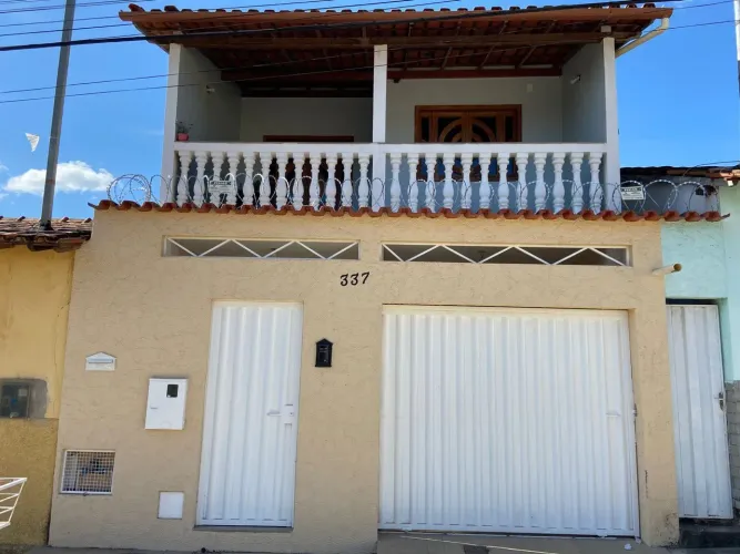 Vende se Casa Em Medina MG 4 Quartos