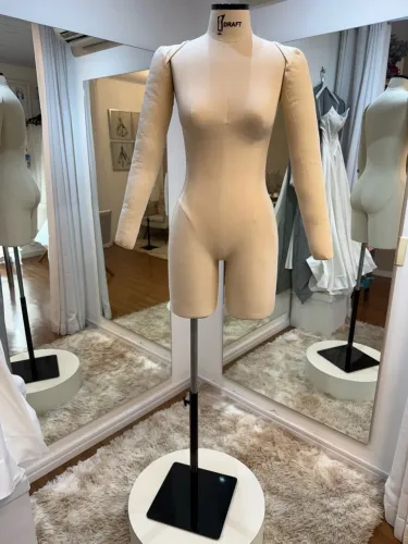 MANEQUIN FEMININO TAMANHO 40 MEIA PERNA COM PÉ DE FERRO + BRAÇOS - DRAFT