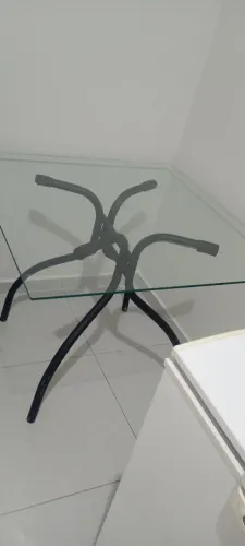 Vende se uma mesa de vidro retira no local