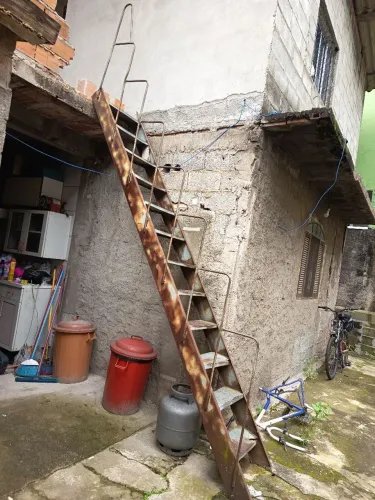 Escada de aço externa 3,60 metros 12 degraus. A retirar.