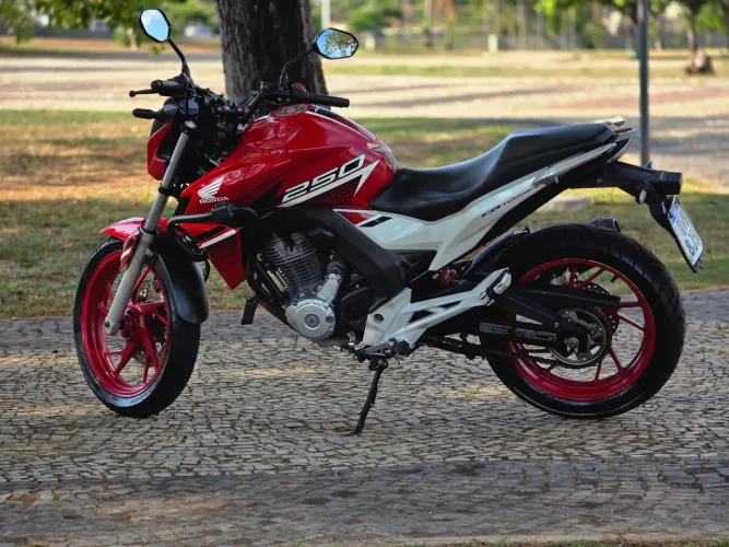 Honda CB 250F Twister ABS (impecável)