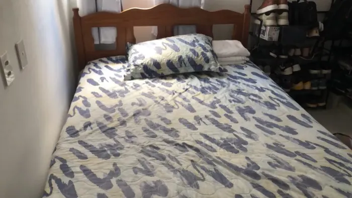 Cama de madeira maciça acompanhada de colchão de casal