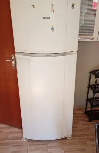 Geladeira Consul duas portas funcionando normal muito boa bem conservada só marcas de uso 