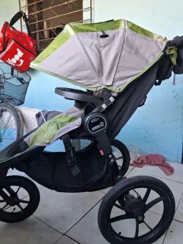 Carrinho de bebê usado
