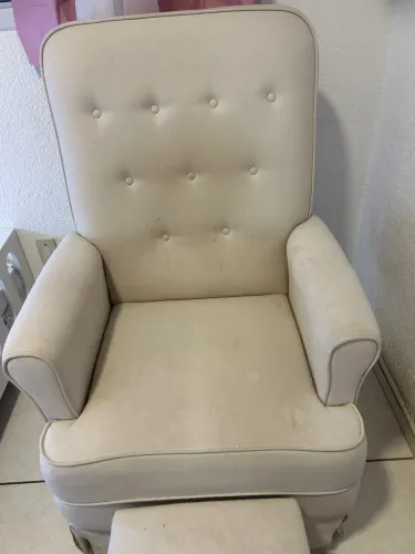 Vendo poltrona de amamentação com descanso de pé e balanço !