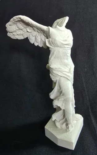 Réplica Vitória de Samotrácia (Nike), impresso em impressora 3D, tem 18 cm e 115 gramas