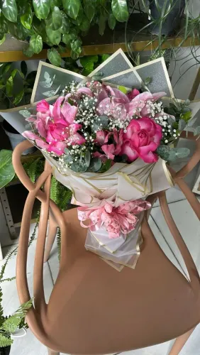 LINDOS RAMALHETE DE LÍRIO COMPOSIÇÃO DE ROSAS 