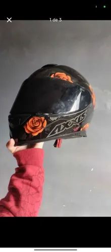 Capacete AXXIS preto com rosas seminovo