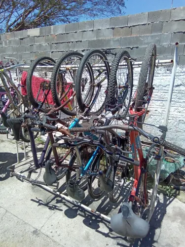 Lote de bicicletas e peças
