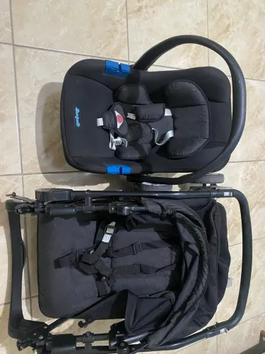 Carrinho com bebê conforto 