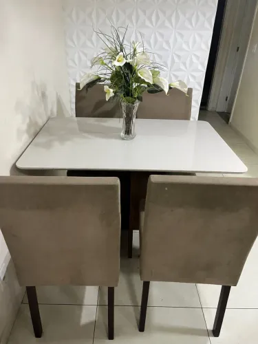 Mesa retangular com 4 cadeiras