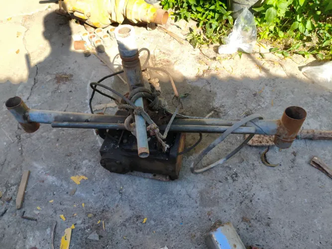 Vendo cabeçote rotativo com redutor para perfuratriz e peça de injeção de água e lama.