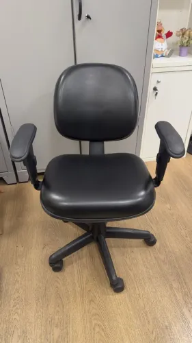 Cadeira Executiva Black com Braço Regulável Courvin Preto