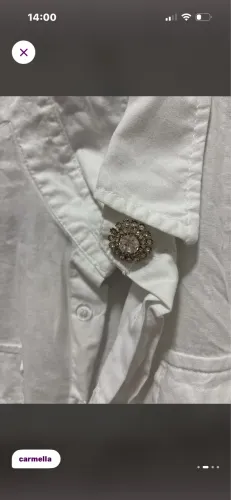 Camisa curta branca social com botão em pedras