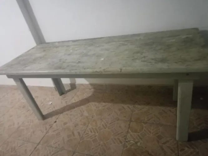 Vendo mesa com 5 cadeiras de madeira 